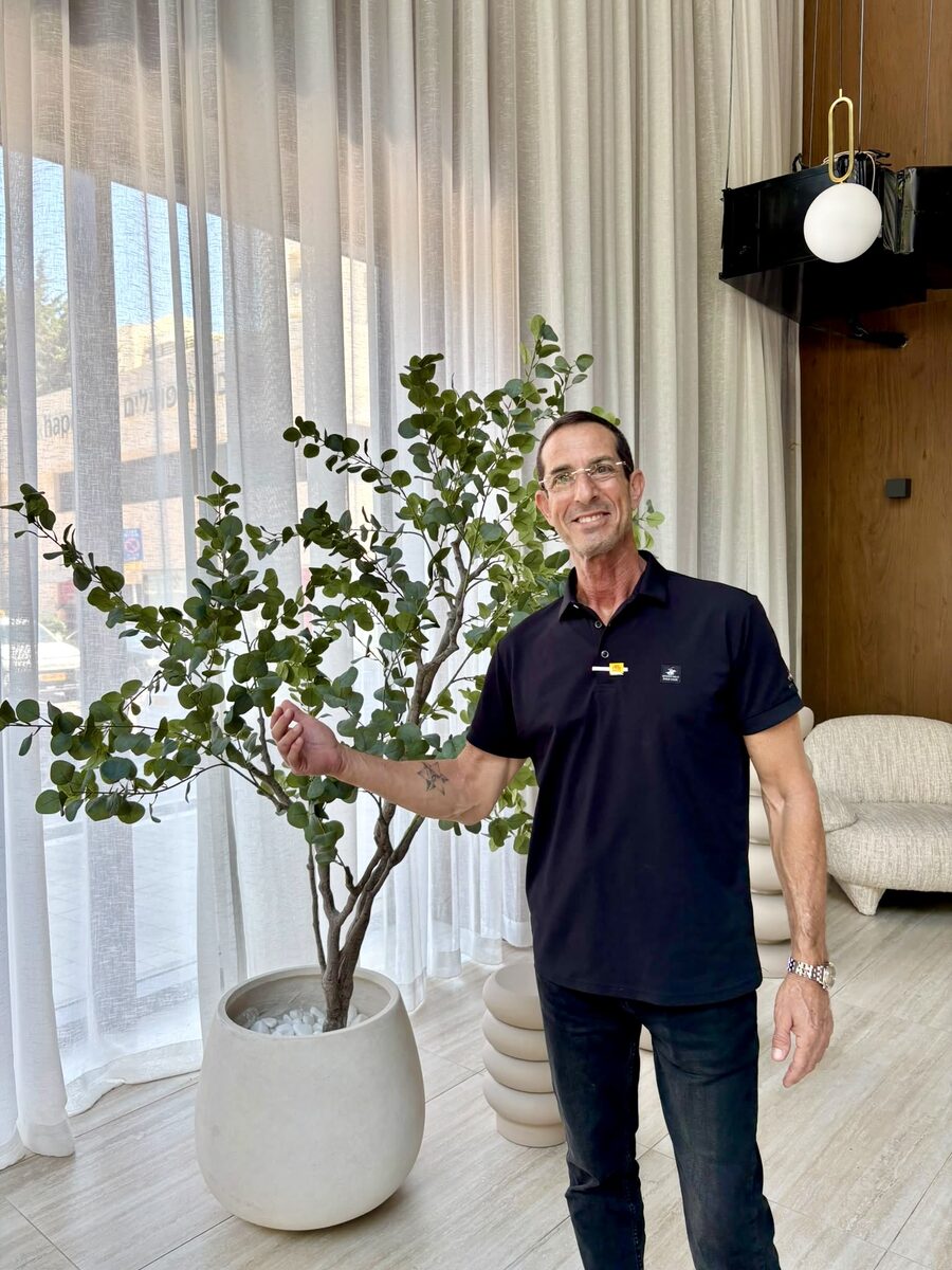 אודי ויטמן בעת הצגת נכס בהרצליה